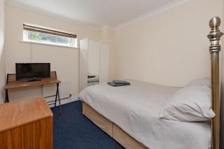 Spacious 3 bed flat in Colchester - Free parking - 8
