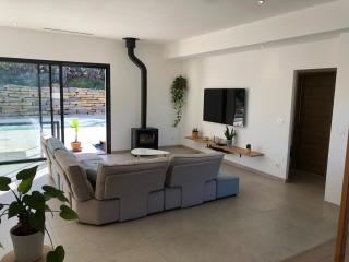 Villa with pool for 8 people - 8