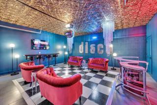 Disco Themed Hot Tub & Rooftop Decks in Nashville - Nashville - 3