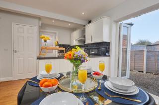 5 Beds House - Perfect for Contractors & Families - Private Parking - Farnley - 0