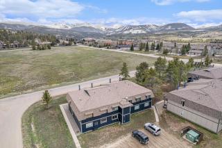 Mountain Townhouse W Balcony & Pool - 9