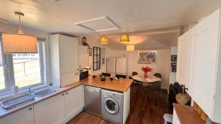 Spacious 6-Bed Family Holiday Home in Norfolk Park, Close to Sheffield City Centre, Sleeps 12, Garden, Wi-Fi, Parking - Sheffield - 5