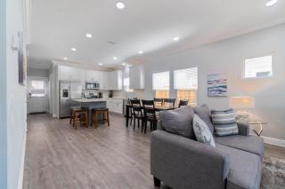 Urban Vista - 3 Bed 2 and Half Bath, Close to Downtown! - 5