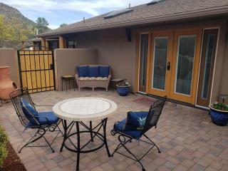 Robin's Red Rock Getaway Suite A - 3