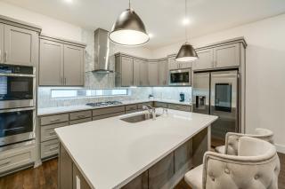 10 Mi to Dtwn Dallas: Sleek Retreat w/ Balcony - 9