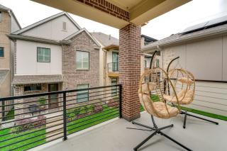 10 Mi to Dtwn Dallas: Sleek Retreat w/ Balcony - 8