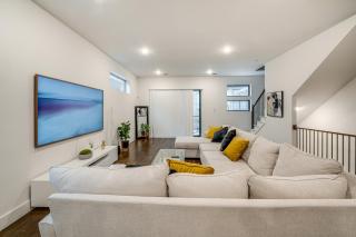 10 Mi to Dtwn Dallas: Sleek Retreat w/ Balcony - 7