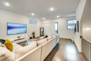 10 Mi to Dtwn Dallas: Sleek Retreat w/ Balcony - 5