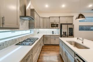 10 Mi to Dtwn Dallas: Sleek Retreat w/ Balcony - 3