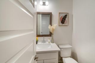 10 Mi to Dtwn Dallas: Sleek Retreat w/ Balcony - 1