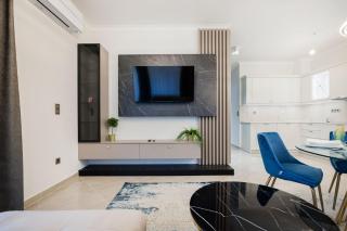 Stylish Ground-Floor Comfort w Terrace & Parking - 5