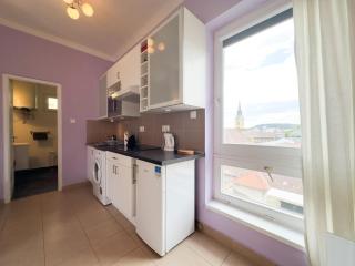 Cozy 1BR Apt with City Skyline View - Purple Skyline - Budapest - 3