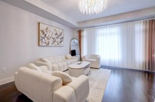 Heart of Port Credit, Lakefront, Dining & Shopping - Mississauga - 2