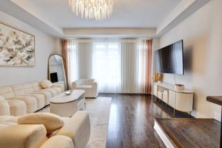 Heart of Port Credit, Lakefront, Dining & Shopping - Mississauga - 1