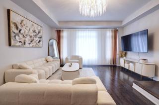 Heart of Port Credit, Lakefront, Dining & Shopping - Mississauga - 3