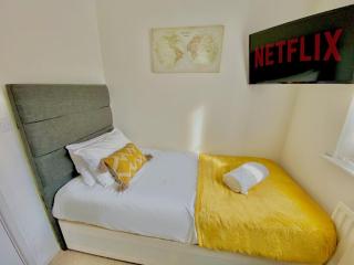 Nested 4-Bedroom retreat in Walsall with 3 Bathrooms, Sleeps 9 - Walsall - 8