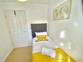 Bright Bedrooms in Walsall -Modern 3 Bathrooms-Sleeps 9 - 8