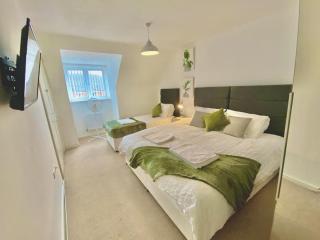 Serene Bedrooms retreat in Walsall -Stylish 3 Bathrooms-Sleeps 9 - 9