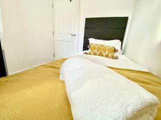 Charming 4-Bedrooms retreat in Walsall -Luxury 3 Bathrooms-Sleeps 9 - 1