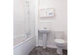 Modern Bedrooms in Walsall -Stylish 3 Bathrooms-Sleeps 9 - 5