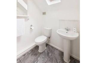 Modern Bedrooms in Walsall -Modern 3 Bathrooms-Sleeps 9 - 5