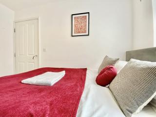 Comfy 4-Bedrooms retreat in Walsall -Luxury 3 Bathrooms-Sleeps 9 - 8