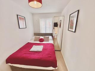 Nested 4-Bedrooms retreat in Walsall -Stylish 3 Bathrooms-Sleeps 9 - 2