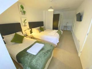 Nested 4-Bedrooms retreat in Walsall -Stylish 3 Bathrooms-Sleeps 9 - 8