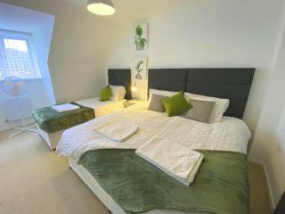 Charming 4-Bedrooms retreat in Walsall -Luxury 3 Bathrooms-Sleeps 9 - 5