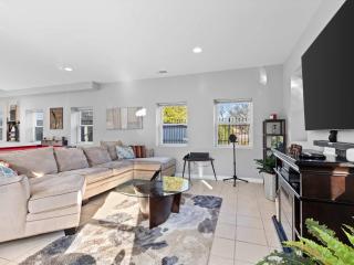 Sunny City Accommodations - Close to METRO and UMD - 0