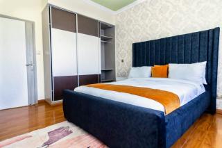 spacious ,family friendly three bedroom apartments with large garden,swimming pool,gym ,child play area and ample parking space - Nairobi - 8