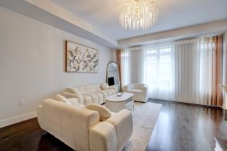 Heart of Port Credit, Lakefront, Dining & Shopping - Mississauga - 5