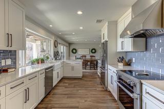 Lakefront Family Home for 12 w Picturesque Views & Patio - Granite Shoals - 7