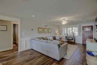 Lakefront Family Home for 12 w Picturesque Views & Patio - 4