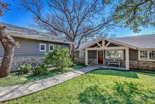 Lakefront Family Home for 12 w Picturesque Views & Patio - 7
