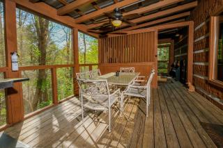 Cozy, secluded 2BR cabin with hot tub & pool table only 1 mile from PF parkway! - Pigeon Forge - 4