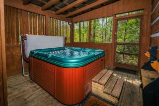 Cozy, secluded 2BR cabin with hot tub & pool table only 1 mile from PF parkway! - 1