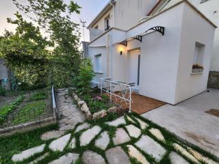Guesthouse Near Paris Huge Garden - 1