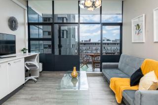 Stylish 2BR Apartment with Balcony & Skyline Views - Walk to V&A & CTICC - 9