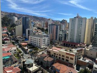 Lujoso y soleado departamento en Sopocachi - 1