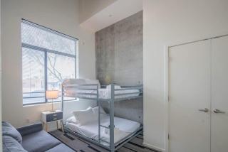 Cozy 2BD - Central DT - Gym, Pool, Parking - Sleep 8 - 1