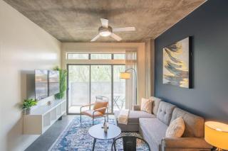 Modern 2BD - CDT - Gym, Pool, Parking - Sleep 8 - Phoenix - 0