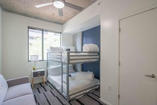 Calm 2BD - Central DT - Gym, Pool, Parking - Sleep 8 - Phoenix - 1
