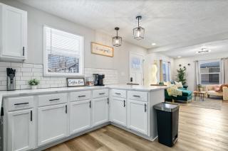 Game Room Retreat with Firepit and Gym, Sleeps 12 - Indianapolis - 4