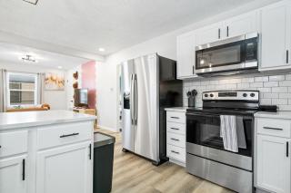 Game Room Retreat with Firepit and Gym, Sleeps 12 - Indianapolis - 3