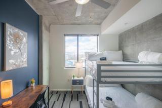 Spacious 2BD - Central DT- Gym, Pool, Parking Sleep8 - Phoenix - 1