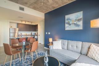 Alluring 2BD - DT - Gym, Pool, Parking - Sleeps 8 - Phoenix - 8