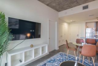 Alluring 2BD - DT - Gym, Pool, Parking - Sleeps 8 - Phoenix - 7