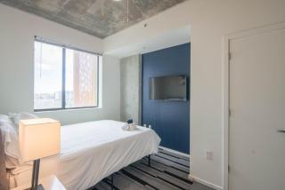 Alluring 2BD - DT - Gym, Pool, Parking - Sleeps 8 - Phoenix - 4