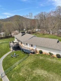 550) Massive 4 bedroom home Sleeps 19 - Asheville - 8